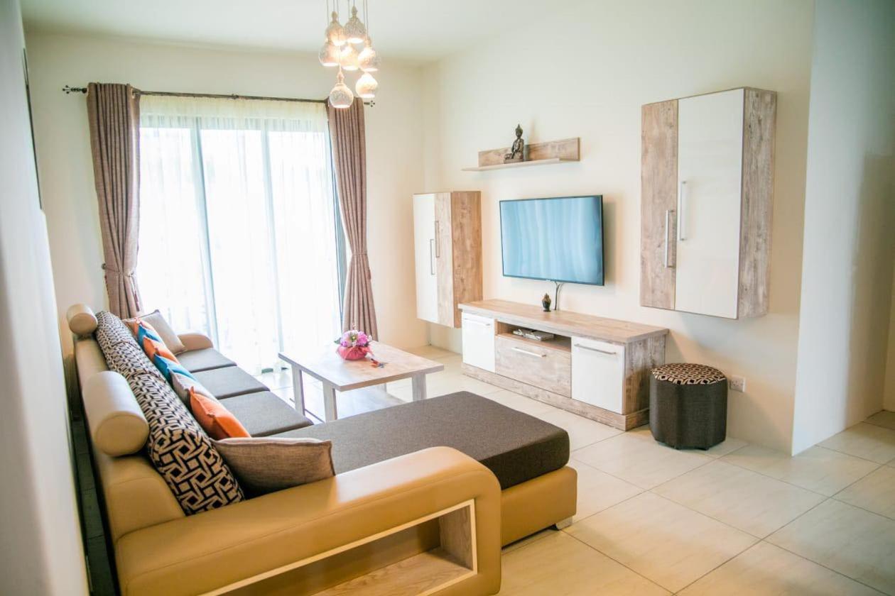 Entire Luxury 3 Bedroom Condo For Rent - Flic-En-Flac - Close To Beach 외부 사진