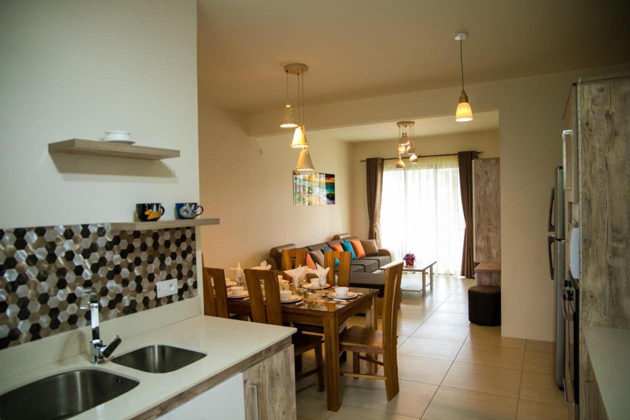 Entire Luxury 3 Bedroom Condo For Rent - Flic-En-Flac - Close To Beach 외부 사진